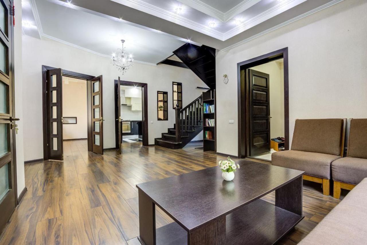 Opera Bed&Breakfast Bishkek Exteriör bild