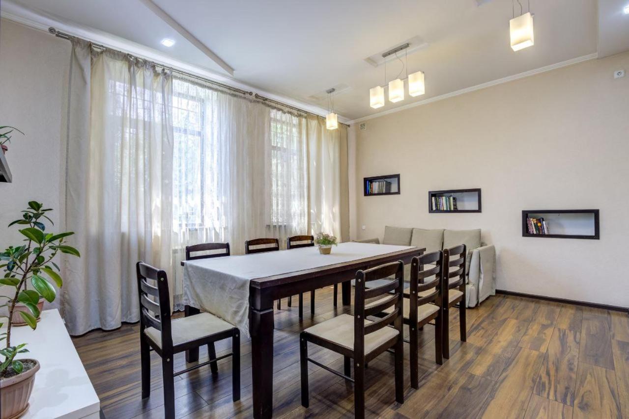 Opera Bed&Breakfast Bishkek Exteriör bild